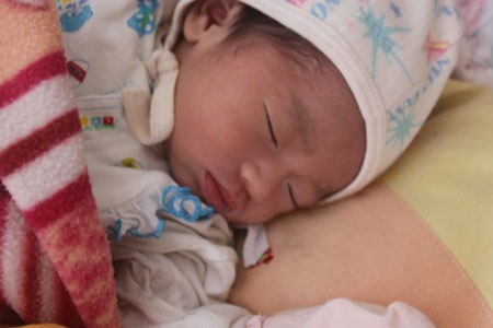 Thương bé 1 tháng tuổi bị bố mẹ bỏ rơi tại cổng chùa - 2 Thương bé 1 tháng tuổi bị bố mẹ bỏ rơi tại cổng chùa