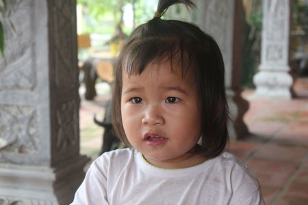 Thương bé 1 tháng tuổi bị bố mẹ bỏ rơi tại cổng chùa - 3 Thương bé 1 tháng tuổi bị bố mẹ bỏ rơi tại cổng chùa