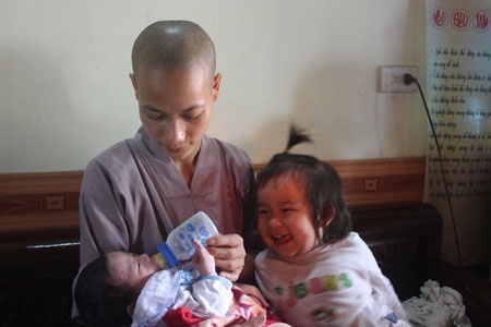 Thương bé 1 tháng tuổi bị bố mẹ bỏ rơi tại cổng chùa - 4 Thương bé 1 tháng tuổi bị bố mẹ bỏ rơi tại cổng chùa