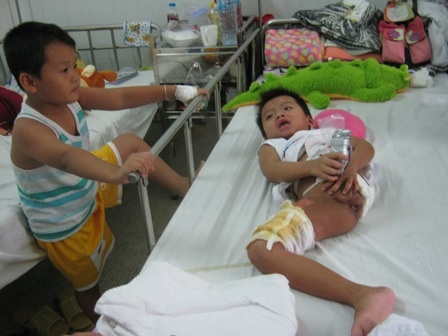 Rất nhiều tấm lòng hảo tâm trong và ngoài nước đã sẻ chia đến gia đình em số tiền hơn 2,7 tỷ đồng