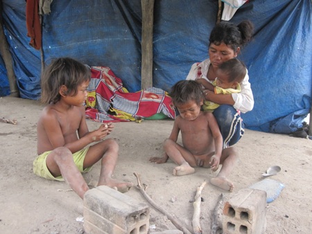 Số phận của mấy mẹ con chị Nguyên sẽ mờ mịt nếu không có sự giúp sức từ cộng đồng