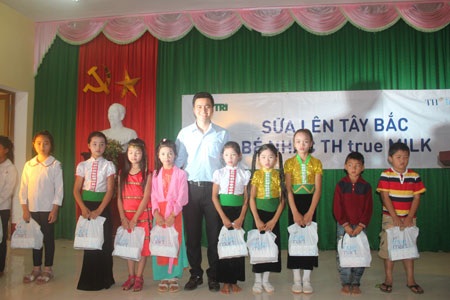 Trao 60.000 ly sữa TH True Milk và hơn 40 triệu đồng giúp các em học sinh huyện Mai Sơn - 2 Các em học sinh tiểu học thuộc huyện Mai Sơn nhận sữa TH True Milk