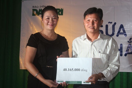 Trao 60.000 ly sữa TH True Milk và hơn 40 triệu đồng giúp các em học sinh huyện Mai Sơn - 4 Sự thích thú của các em học sinh khi được uống sữa TH True Milk với nhiều hương vị khác nhau