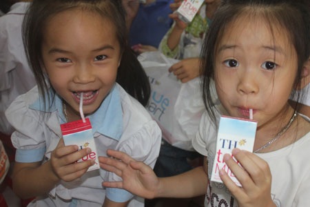 Trao 60.000 ly sữa TH True Milk và hơn 40 triệu đồng giúp các em học sinh huyện Mai Sơn - 3 Sự thích thú của các em học sinh khi được uống sữa TH True Milk với nhiều hương vị khác nhau