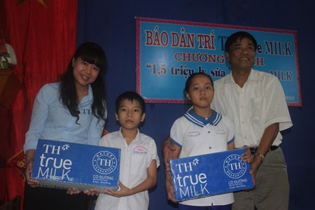 TH True Milk trao 20.000 ly sữa đến 2000 học sinh huyện Anh Sơn - 1 TH True Milk trao 20.000 ly sữa đến 2000 học sinh huyện Anh Sơn
