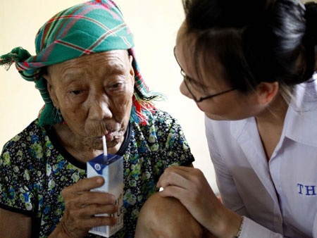 TH True Milk tặng 600.000 ly sữa nhân ngày Gia đình Việt Nam - 2 Bà Thái Thị Sơn, đại diện TH True Milk thăm hỏi bà Bàn Thị Phin người dân tộc Dao