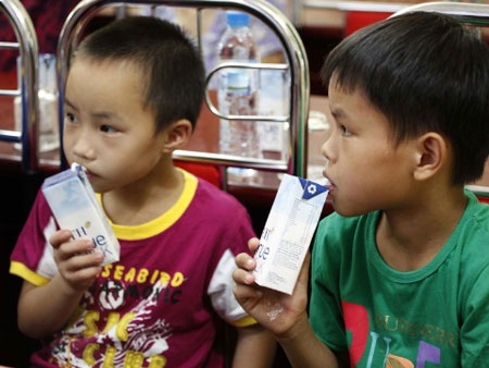 TH True Milk tặng 600.000 ly sữa nhân ngày Gia đình Việt Nam - 3 Hai cháu Lù A Tủa, Mùa Nử Giang, dân tộc Mông ở Yên Bái hồn nhiên uống sữa