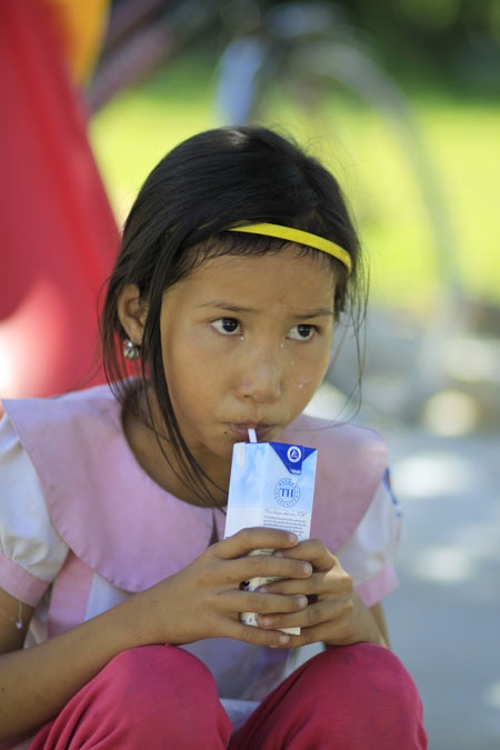 TH True Milk tặng 600.000 ly sữa nhân ngày Gia đình Việt Nam - 4 Một em bé người Dân tộc Chứt lần đầu tiên được uống sữa TH true MILK
