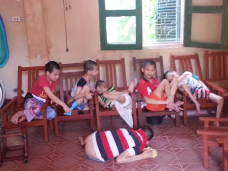 Những đứa trẻ bại não chỉ biết ngồi 1 chỗ trên ghế với mọi tư thế, có em lại nằm lăn ra giữa sàn
