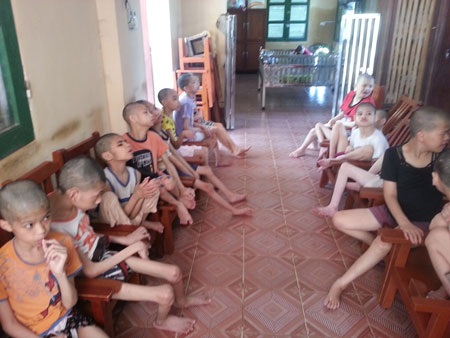 Các em bại não xếp hàng chờ uống sữa