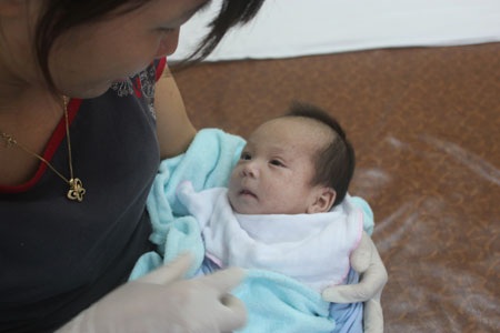 Bé “2 lần bị mẹ bỏ rơi” được một người hảo tâm nhận nuôi - 1 Bé Lê Quang Anh hồi còn nằm điều trị tại Bệnh viện Nhi Trung ương