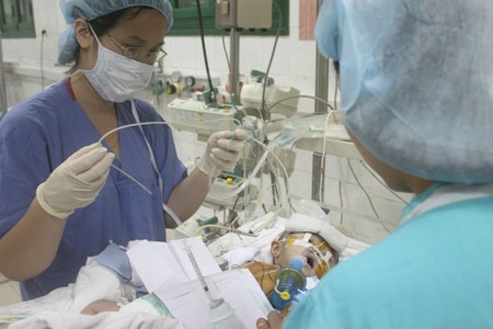 Tình trạng bé Khánh Linh đang rất gian nan - 2 Các điều dưỡng phải thường xuyên túc trực để hỗ trợ giúp bé Khánh Linh