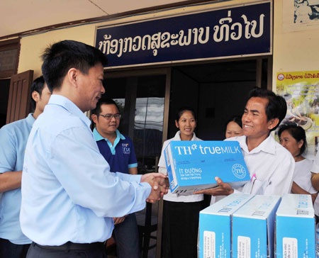 TH True Milk tặng 300.000 ly sữa đến trẻ em nước bạn Lào