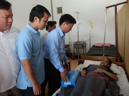 Đại diện Tập đoàn TH đến thăm và tặng quà cho bệnh nhân tại cơ sở y tế huyện Pẹc, tỉnh Xiêng Khoảng