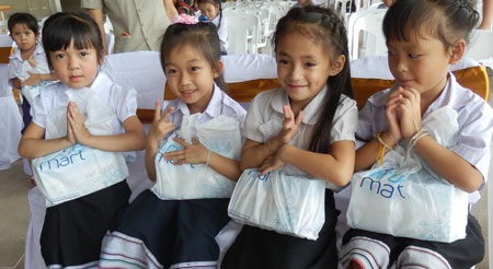Các em nhỏ nước bạn Lào nhận những hộp sữa tươi TH trong niềm phấn khởi