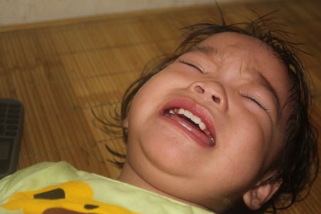 Thương hai chị em sinh đôi "trong héo, ngoài tươi" - 4 Hai chị em Bảo Anh, Lan Anh thường xuyên quấy khóc vì đau đớn với bệnh tật