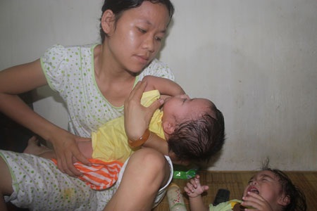 Thương hai chị em sinh đôi "trong héo, ngoài tươi" - 1 Thương hai chị em sinh đôi trong héo, ngoài tươi