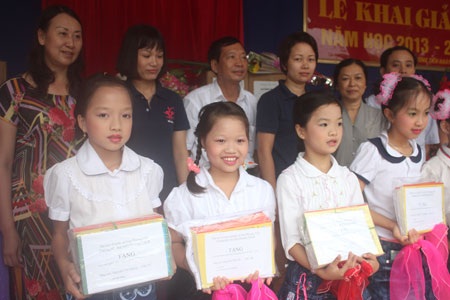 Tổng công ty điện lực TP Hà Nội trao 3000 cuốn vở đến học sinh nghèo huyện Chương Mỹ - 1 Các em học sinh Trường tiểu học Nam Phương Tiến B nhận tập vở từ Tổng công ty điện lực TP Hà Nội