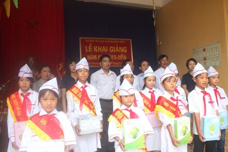 Tổng công ty điện lực TP Hà Nội trao 3000 cuốn vở đến học sinh nghèo huyện Chương Mỹ - 2 Tổng công ty điện lực TP Hà Nội trao tập vở đến các em học sinh Trường tiểu học Nam Phương Tiến A