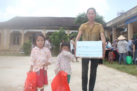 Tết trung thu ở bản "siêu đẻ" - 11 Niềm vui của cậu học sinh lớp 5 khi nhận được rất nhiều quà