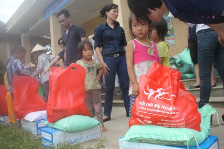 Tết trung thu ở bản "siêu đẻ" - 10 Kèm với thùng sữa là các phần quà gạo, đường, muối, sách vở có giá trị.