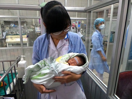 Các y tá phải thay phiên nhau chăm sóc bé Hoàng Huy tại bệnh viện