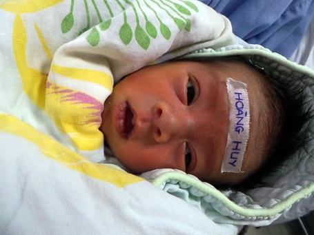 Bé Nguyễn Hoàng Huy đã 22 ngày bị bố mẹ bỏ rơi