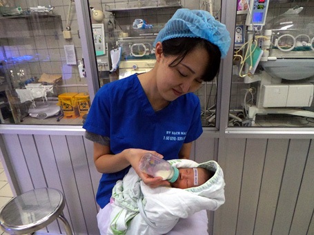 Các y tá phải thay phiên nhau chăm sóc bé Hoàng Huy tại bệnh viện