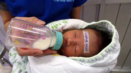 Các y tá phải thay phiên nhau chăm sóc bé Hoàng Huy tại bệnh viện