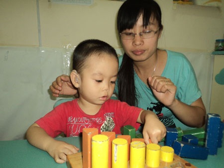 Bé Đăng Vương đang học nghe và nói tại Viện Khoa học Giáo dục (Hà Nội)