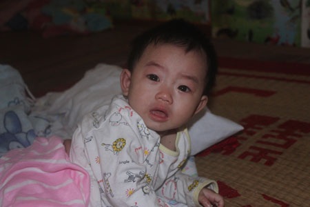 Mỗi khi sư thầy Thích Đàm Thảo bận chăm sóc các bé khác, bé Nhân Tịnh lại khóc tủi thân