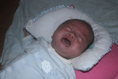 Tiếp đó là một bé trai bị bỏ rơi mà nhà chùa còn chưa kịp đặt tên