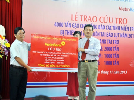 4.000 tấn gạo nghĩa tình gửi miền Trung ruột thịt - 1 4.000 tấn gạo nghĩa tình gửi miền Trung ruột thịt