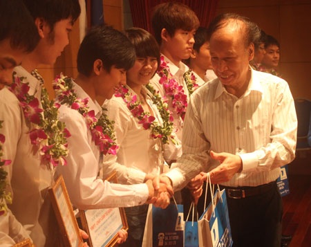 VNPT trao 10 suất học bổng khuyến học đến các thủ khoa Hà Nội - 1 VNPT trao 10 suất học bổng khuyến học đến các thủ khoa Hà Nội