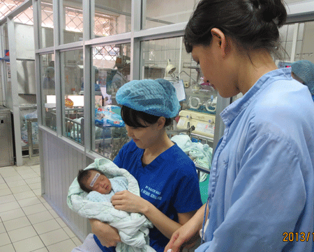 Bé Hoàng Huy sẽ được chuyển đến trại trẻ mồ côi - 2 Bé Huy trong vòng tay chăm sóc của các y tá