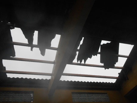 Trường học ở Lý Sơn bị tốc mái do bão số 11 gây ra