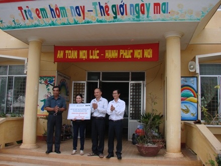 Trao quà nhân ái đến trường Mầm non Lý Sơn