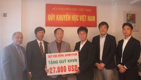 Tổ chức Shinnyo-en trao 27.000 USD đến Quỹ Khuyến học Việt Nam giúp học sinh, sinh viên nghèo vượt khó - 1 Tổ chức Shinnyo-en trao 27.000 USD đến Quỹ Khuyến học Việt Nam giúp học sinh, sinh viên nghèo vượt khó