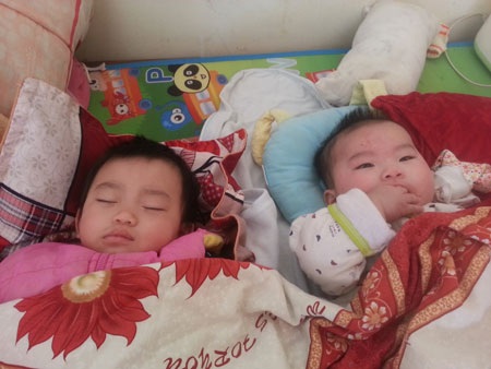 Bé Nhân Tịnh có thêm 3 em "khác cha, khác mẹ" chỉ sau nửa năm - 3 Bé Nhân Tịnh (trái) và bé Tâm Phúc (phải) đang được sư thầy Đàm Thảo cưu mang