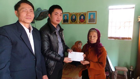 Gần 100 triệu đồng đến với bà lão "bán sức khỏe" nuôi em - 2 Gần 100 triệu đồng đến với bà lão bán sức khỏe nuôi em