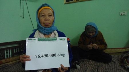 Gần 100 triệu đồng đến với bà lão "bán sức khỏe" nuôi em - 3 Bà Lưu Thị Hoa nhận số tiền 76.490.000 đồng do bạn đọc ủng hộ qua Quỹ Nhân ái báo Dân trí