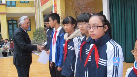 Ngân hàng Bản Việt trao 10 suất học bổng đến các học sinh nghèo vượt khó - 1 Ngân hàng Bản Việt trao 10 suất học bổng đến các học sinh nghèo vượt khó