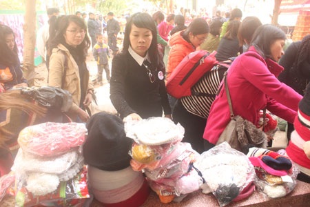 Báo Dân trí cùng Hội cha mẹ Nhân ái mang "Mùa đông không lạnh" đến bản nghèo - 5 Tất bật phân loại quà theo từng khối lớp: nào áo quần, ủng, khăn len, gạo, bánh kẹo...