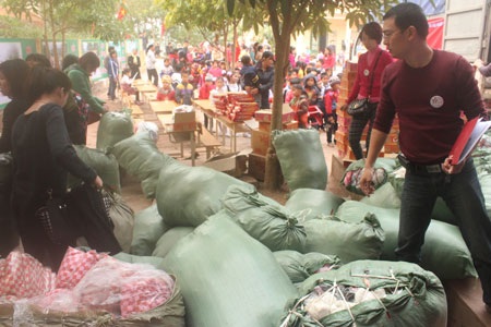 Báo Dân trí cùng Hội cha mẹ Nhân ái mang "Mùa đông không lạnh" đến bản nghèo - 1 Báo Dân trí cùng Hội cha mẹ Nhân ái mang Mùa đông không lạnh đến bản nghèo