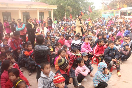 Báo Dân trí cùng Hội cha mẹ Nhân ái mang "Mùa đông không lạnh" đến bản nghèo - 3 Báo Dân trí cùng Hội cha mẹ Nhân ái mang Mùa đông không lạnh đến bản nghèo