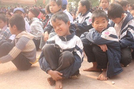 Báo Dân trí cùng Hội cha mẹ Nhân ái mang "Mùa đông không lạnh" đến bản nghèo - 4 Báo Dân trí cùng Hội cha mẹ Nhân ái mang Mùa đông không lạnh đến bản nghèo