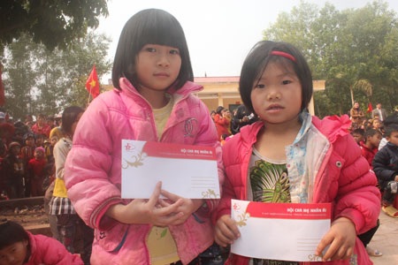 Báo Dân trí cùng Hội cha mẹ Nhân ái mang "Mùa đông không lạnh" đến bản nghèo - 2 Báo Dân trí cùng Hội cha mẹ Nhân ái mang Mùa đông không lạnh đến bản nghèo