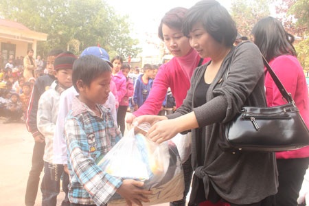 Báo Dân trí cùng Hội cha mẹ Nhân ái mang "Mùa đông không lạnh" đến bản nghèo - 7 Niềm vui của các cô bé, cậu bé ở bản nghèo khi nhận những túi quà khệ nệ trên tay