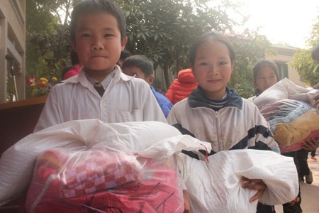 Báo Dân trí cùng Hội cha mẹ Nhân ái mang "Mùa đông không lạnh" đến bản nghèo - 8 Niềm vui của các cô bé, cậu bé ở bản nghèo khi nhận những túi quà khệ nệ trên tay