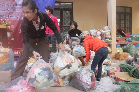 Báo Dân trí cùng Hội cha mẹ Nhân ái mang "Mùa đông không lạnh" đến bản nghèo - 6 Tất bật phân loại quà theo từng khối lớp: nào áo quần, ủng, khăn len, gạo, bánh kẹo...